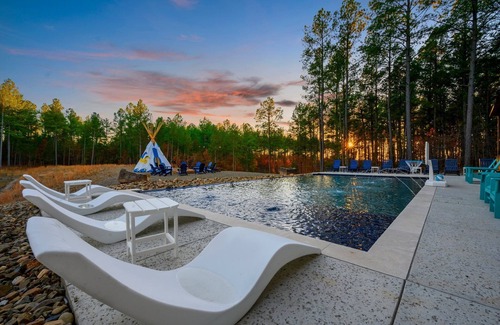 Pickens Cabin | New-Sleeps 30-Pool-Pond-Kayaks-Golf-Spa-BBall-Poker-Ping Pong-Skeeball-ATVs