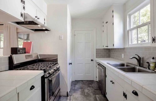 Bouldin House | NEW SoCo CHIC 2 bedroom w/garden on South Congress