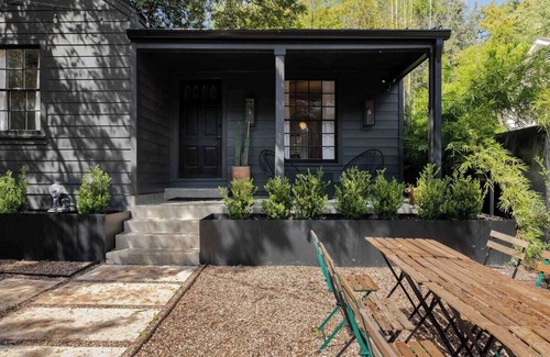 Bouldin House | NEW SoCo CHIC 2 bedroom w/garden on South Congress
