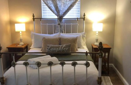 Montagu Apartment | Relax at New Song: A 4-Star Spa Retreat With Hot Tub