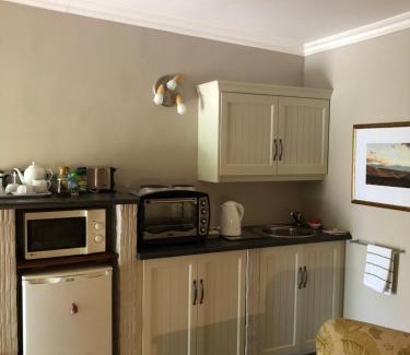 Montagu Apartment | Relax at New Song: A 4-Star Spa Retreat With Hot Tub