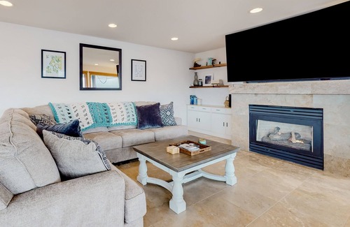 Clinton House | New sound front home with private beach access, hot tub/pool, grill, mtn views
