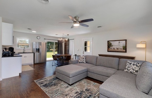 Dripping Springs House | Pet-Friendly Bluff Street Cottage in Downtown Dripping Springs
