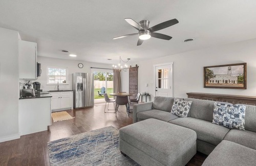 Dripping Springs House | Pet-Friendly Bluff Street Cottage in Downtown Dripping Springs