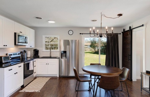 Dripping Springs House | Pet-Friendly Bluff Street Cottage in Downtown Dripping Springs