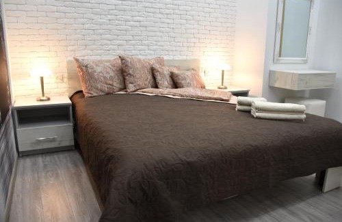 Prospekt Svobody Apartment | Modern Central Apartment: Guest Rated 10/10, Pet-Friendly Stay