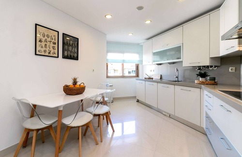 Reboleira Apartment | Stylish Flat with Garage, Ideal for Family and Business Trips