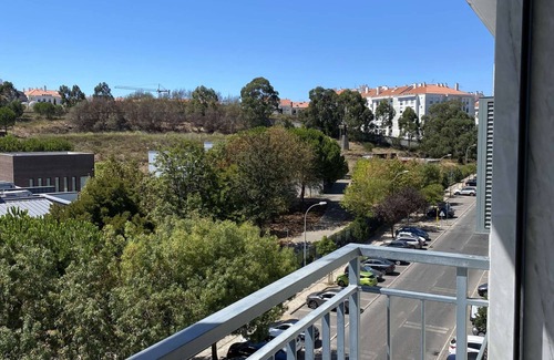 Reboleira Apartment | Stylish Flat with Garage, Ideal for Family and Business Trips