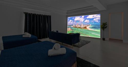 Golden Glades Villa | Experience Bliss at New 6BR Retreat with Pool & Spa