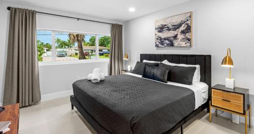 Golden Glades Villa | Experience Bliss at New 6BR Retreat with Pool & Spa