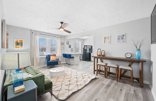 Noblesville Apartment | New, Steps to Local Eats & Antiques