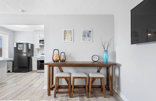 Noblesville Apartment | New, Steps to Local Eats & Antiques