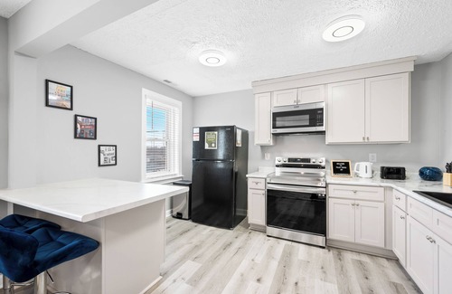 Noblesville Apartment | New, Steps to Local Eats & Antiques