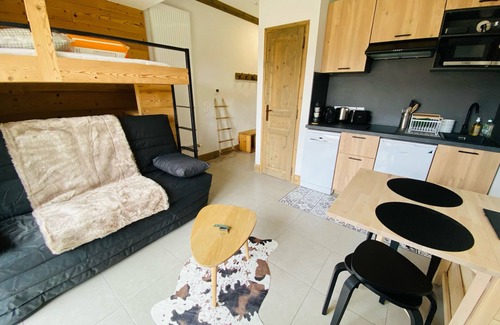 Prapoutel Apartment | Cozy Studio for 4 with Kitchen & Pet-Friendly Amenities