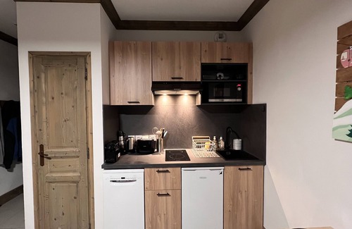 Prapoutel Apartment | Cozy Studio for 4 with Kitchen & Pet-Friendly Amenities