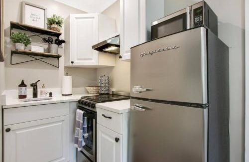 El Cid Apartment | Modern Studio Apartment with Kitchen – Pet-Friendly Retreat