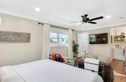 El Cid Apartment | Modern Studio Apartment with Kitchen – Pet-Friendly Retreat