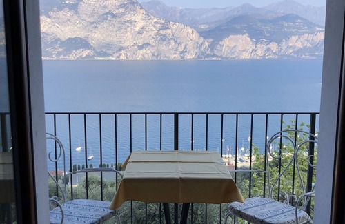Castelletto Apartment | Modern Studio Apartment with Lake View and Pet-Friendly Amenities