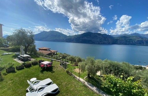 Castelletto Apartment | Modern Studio Apartment with Lake View and Pet-Friendly Amenities