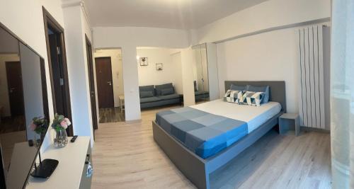 Pitesti Apartment | Inviting New Studio: Pet and Child Friendly Stay