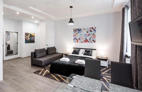 Yavory Apartment | Modern Studio with Balcony, Rated 9/10 for Families
