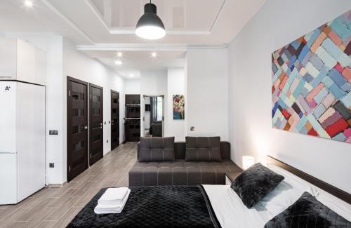Yavory Apartment | Modern Studio with Balcony, Rated 9/10 for Families