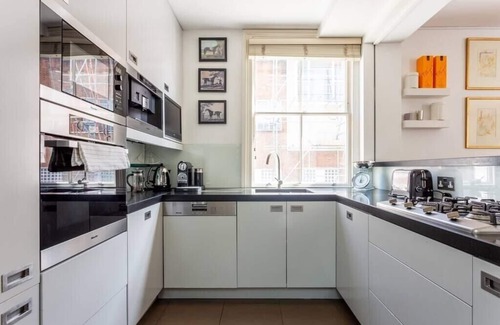 Abingdon House | Chic 5BD Mews House with Kitchen and Child-Friendly Space