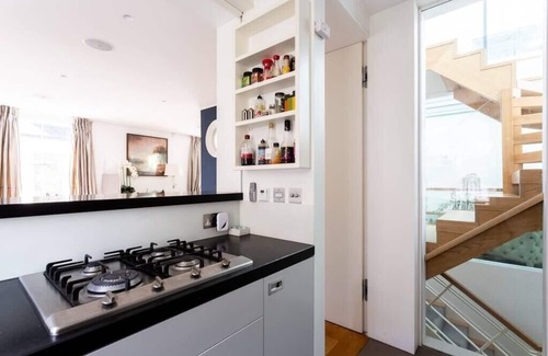 Abingdon House | Chic 5BD Mews House with Kitchen and Child-Friendly Space