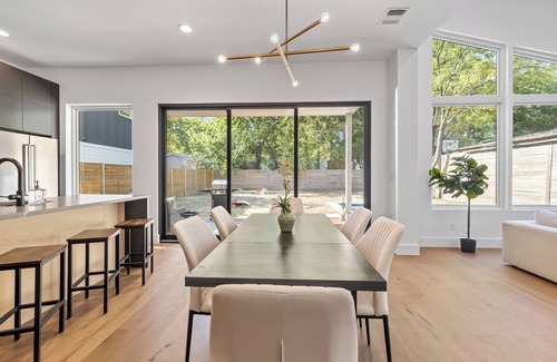 Govalle House | New Stunning 5BR House w/Pool & Concierge in Vibrant Neighborhood Downtown