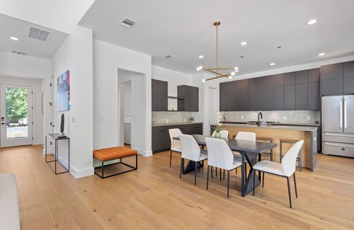 Govalle House | New Stunning 5BR House w/Pool & Concierge in Vibrant Neighborhood Downtown