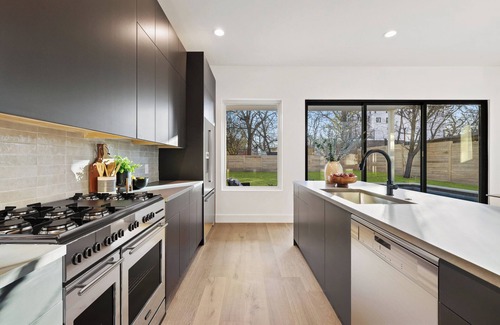 Govalle House | New Stunning 5BR House w/Pool & Concierge in Vibrant Neighborhood Downtown