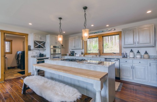 Ellicottville Ski Chalet | Experience a Cozy Chalet with Hot Tub & Slope Views