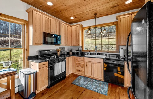 Ellicottville Ski Chalet | Modern Chalet with Hot Tub & Slope Views - Rated 10/10!
