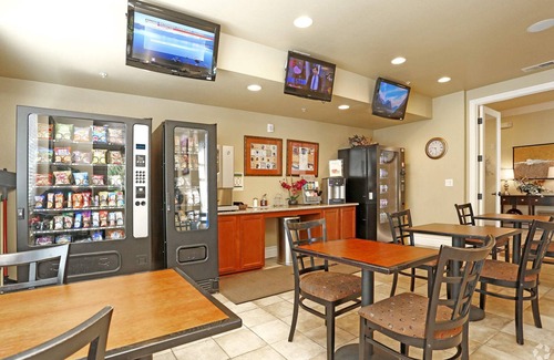 Reno/Tahoe Airport Apartment | New Stylish 1BR Apt With Heated Pool Gym Yoga Studio