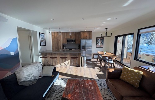 Warm Springs Condo | Modern 2 Bedroom Condo with Pool & Scenic Views Near Downtown