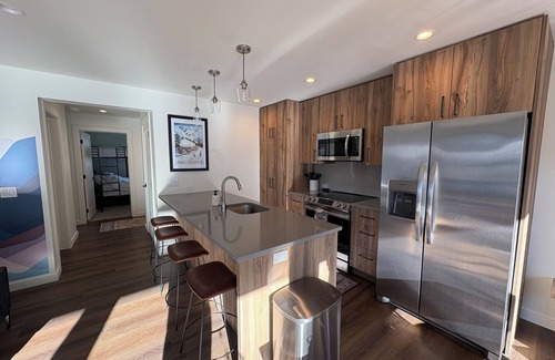Warm Springs Condo | Modern 2 Bedroom Condo with Pool & Scenic Views Near Downtown