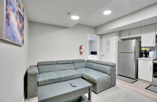 Southeast Calgary House | New Stylish 2BR/3BD/2BT/Remote Work Setup/Indoor Games & Lake Access