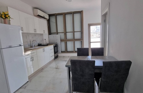 Bene Beraq Apartment | Modern Apartment with Balcony & Parking Near Tel Aviv