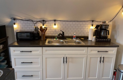 St. Albans Apartment | Stylish 2nd Story Studio with Private Deck Near Downtown