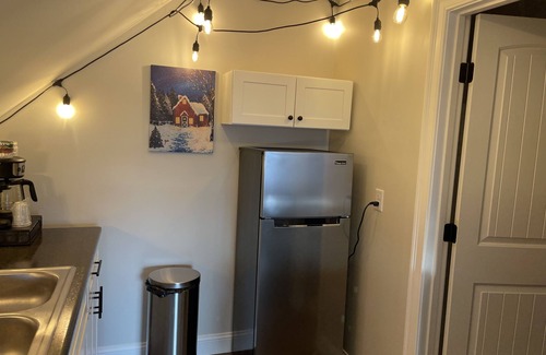St. Albans Apartment | Stylish 2nd Story Studio with Private Deck Near Downtown