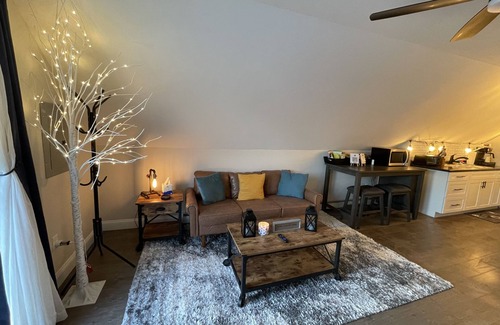 St. Albans Apartment | Stylish 2nd Story Studio with Private Deck Near Downtown