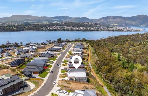 Austins Ferry Apartment | New Stylish Family Escape with Deck - 7 mins to MONA