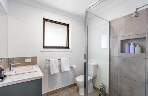 Austins Ferry Apartment | New Stylish Family Escape with Deck - 7 mins to MONA