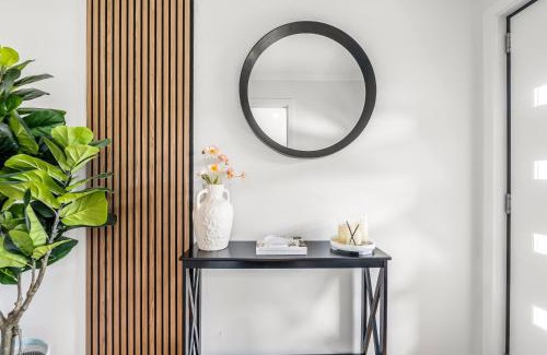 Austins Ferry Apartment | New Stylish Family Escape with Deck - 7 mins to MONA