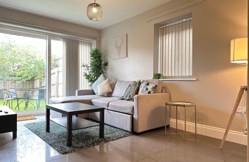 Smethwick House | Stylish House for 7 with Free Parking and Wifi Access