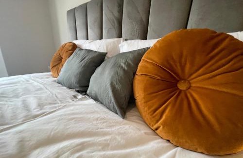 Smethwick House | Stylish House for 7 with Free Parking and Wifi Access