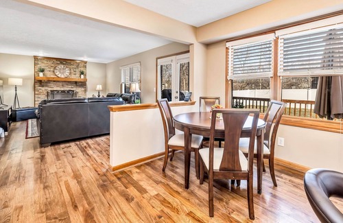 West Chester House | New★ Stylish & Spacious ~ 5★ Location, ♛Royal Beds, | Sleeps 10