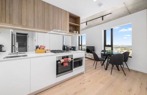 Southbank Apartment | Modern Comfort at Chic Stature Southbank with Pool & Kitchen
