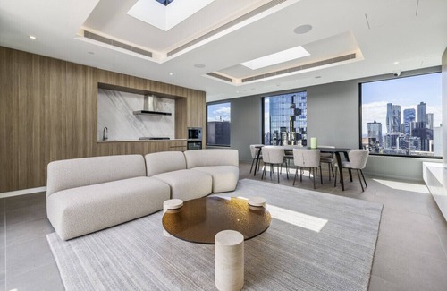 Southbank Apartment | Modern Comfort at Chic Stature Southbank with Pool & Kitchen