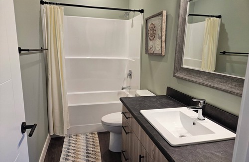 Salmon Arm Apartment | New suite with lake view
